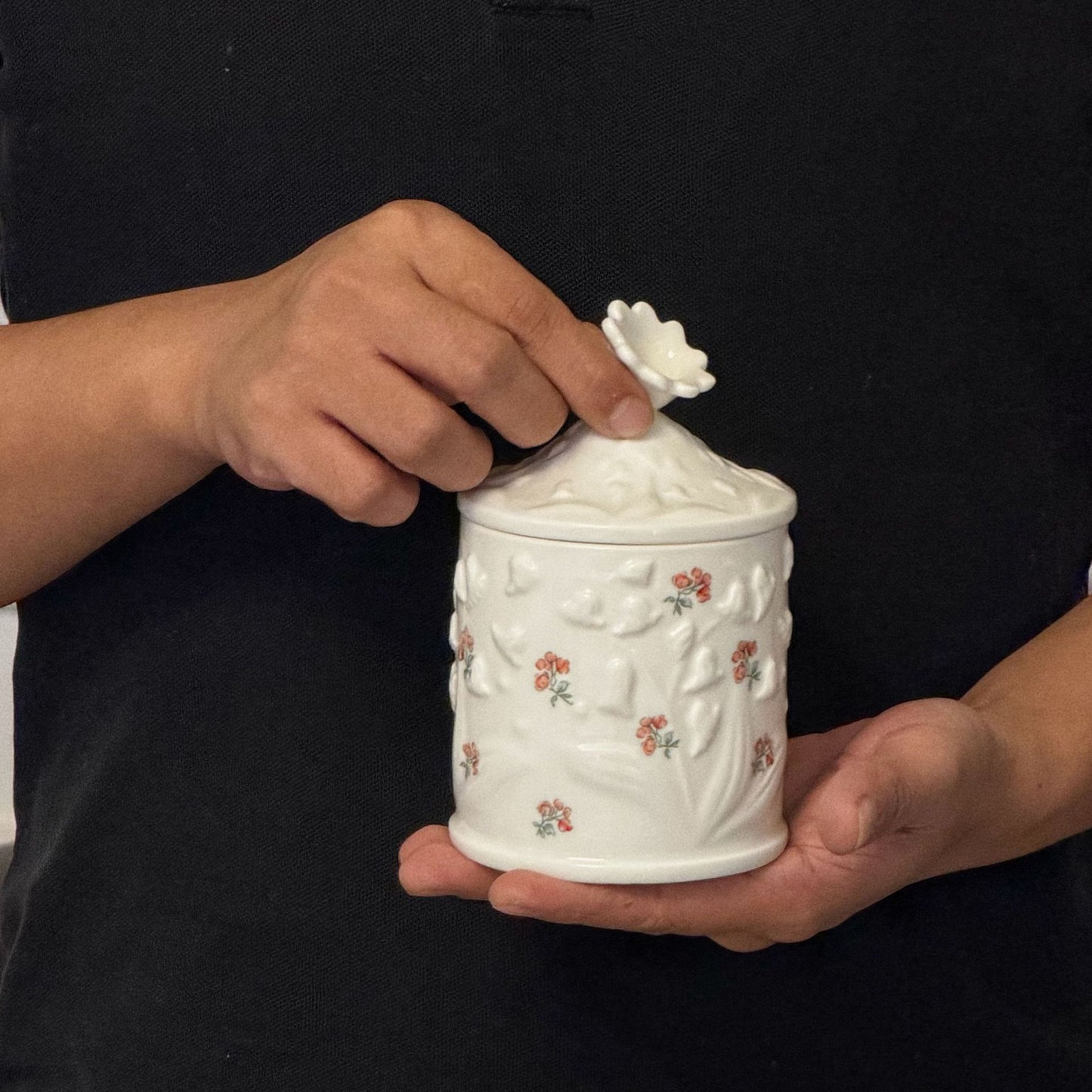 French-style Embossed Floral Ceramic Scented Candle Jar