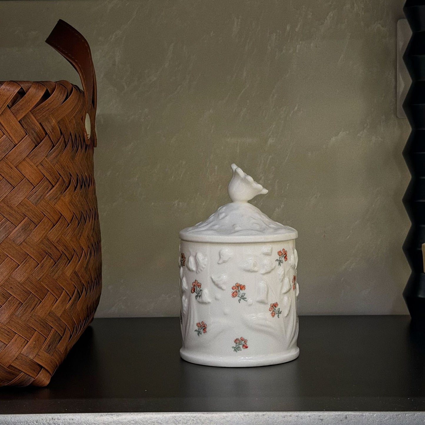 French-style Embossed Floral Ceramic Scented Candle Jar